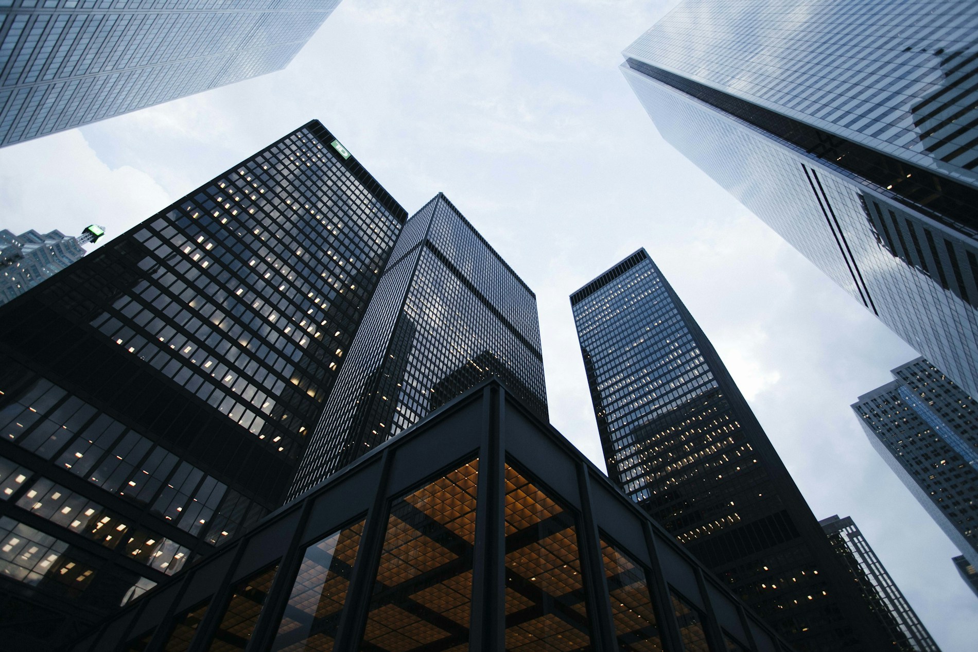 Edificio corporativo urbano vinculado a inversión inmobiliaria